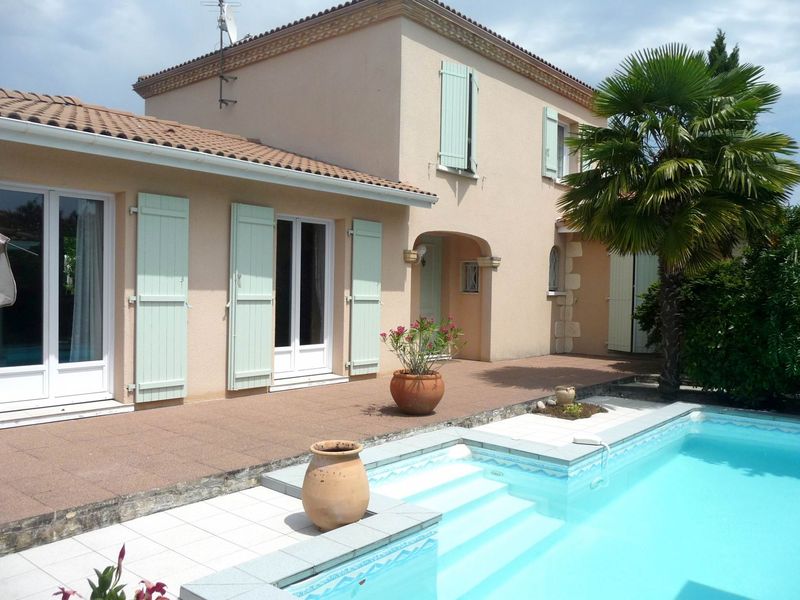 Maison 5 chambres,164m²,  à pied du bourg de Canéjan. Garage et piscine